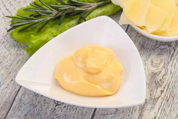 Käsesauce Der Schüssel Serviert Parmesan Scheiben — Stockfoto