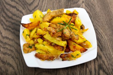 Domuz etli kızarmış patates, biberiye.