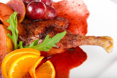 Üzümlü ördek bacağı, portakal ve armut.