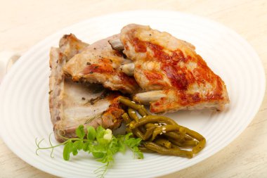 Kızarmış domuz kaburgası.