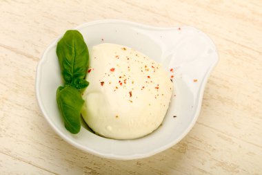 Fesleğen yaprakları ile Mozzarella peyniri