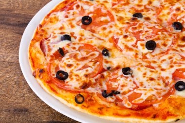 Margarita pizza zeytin, domates ve peynir ile