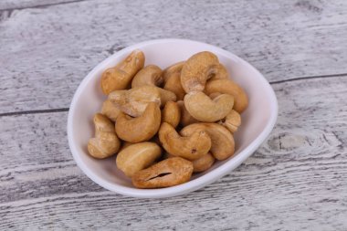 Lezzetli fındık yığını kasede.