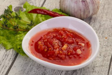Baharatlı domates, at turpu ve sarımsak sosu. 