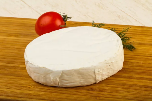 Formaggio Camembert Sullo Sfondo Legno — Foto Stock