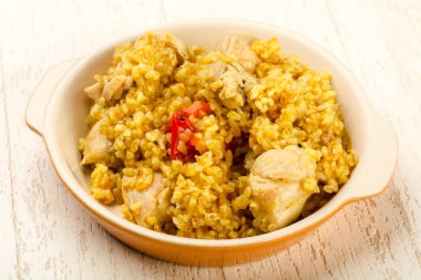 Bulgur tavuk, baharat ve domates ile