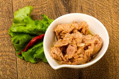 Kavanozda konserve ton balığı pişmeye hazır.