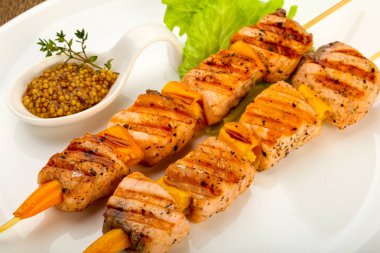 Dijon mustars soslu ızgara somon şiş