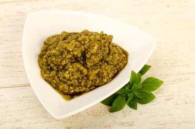 Fesleğenli pesto sos kasede bırakır