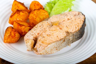 Kekik ile haşlanmış somon