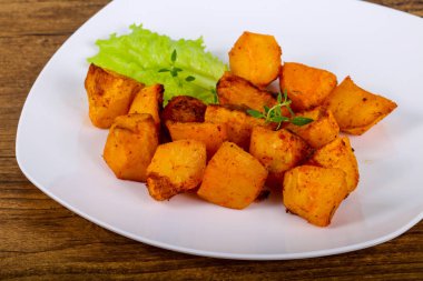 Otlu fırında patates.