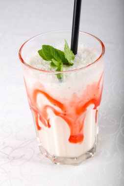 Süt nane ve syrope ile kokteyl