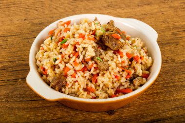 Asya pirinç - et ve havuç ile Plov