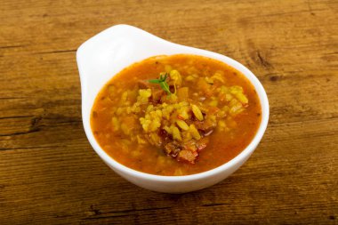 Beyaz Kharcho çorbası yakın çekim