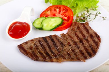 Izgara dana biftek sosu ve kekik ile