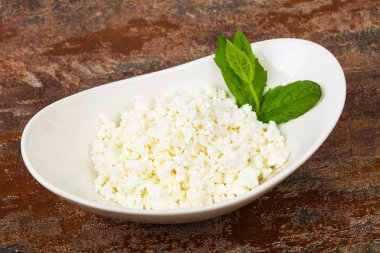 Doğal süzme peynir nane yaprağı sunar.