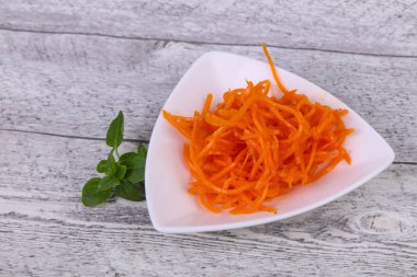 Kore cattot atıştırmalık salatası kasede fesleğen yaprağı servis edilir.