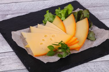 Dilimlenmiş sarı İsviçre peyniri salata yaprakları