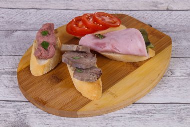 Domatesli, jambonlu ve dilli, salata yapraklı ve kaparili