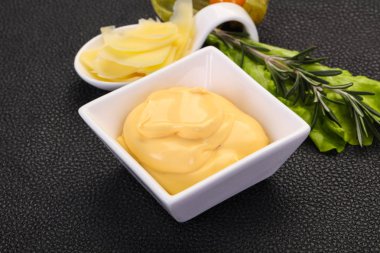 Kasedeki peynir sosu dilimlenmiş parmesan.