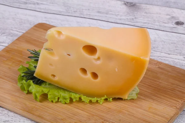널빤지 치즈는 샐러드 로즈마리를 제공하였다 — 스톡 사진