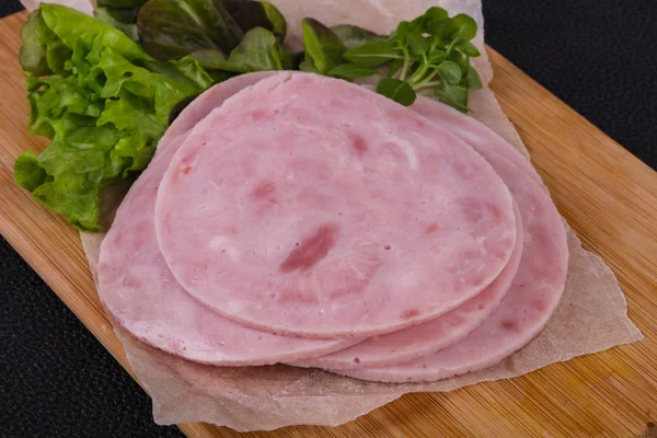 Snijd Smakelijk Ham Voorgerecht Geserveerd Salade Bladeren — Stockfoto