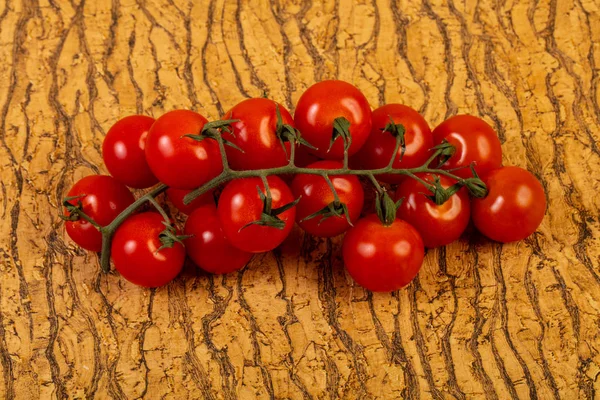 Reife Tomatenzweig Über Holz Hintergrund — Stockfoto