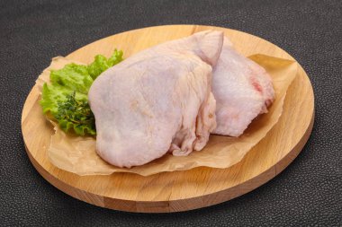 Çiğ tavuk kalçası pişirmeye hazır.