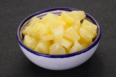 Kasede marine edilmiş ananas parçaları var.