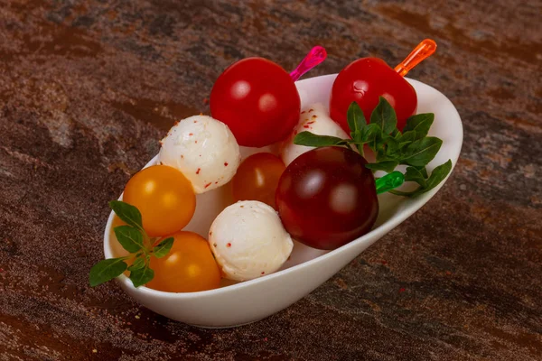Pozostawia Trzymać Sałatka Caprese Pomidorów Mozzarelli Bazylii — Zdjęcie stockowe