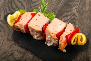 Biber ve limon ile som balığı şiş