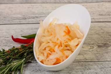 Salamura lahana - kekik ve biberiye ile lahana turşusu