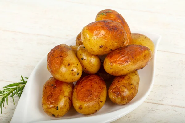 Junge Ofenkartoffeln Mit Rosmarin — Stockfoto