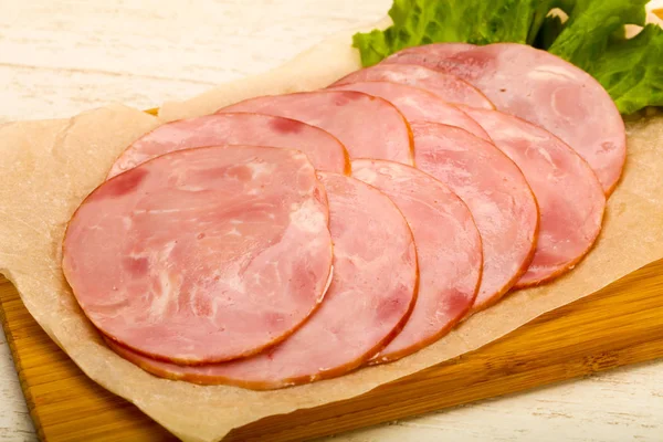 Salsiccia Affettata Con Foglie Insalata — Foto Stock