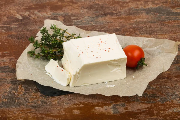Tradiční Sýr Feta Podávaný Tymiánem — Stock fotografie