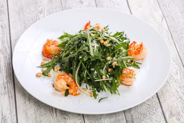 Raketsalade Met Garnalen Parmezaanse Kaas Cedernoten — Stockfoto