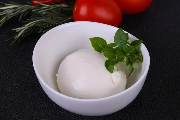 Palla Mozzarella Italiana Servita Con Basilico Pomodori — Foto Stock