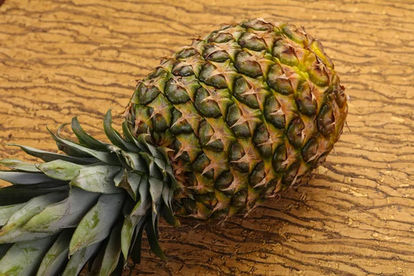 Świeży Ananas Dojrzałe Nad Podłoże Drewniane — Zdjęcie stockowe