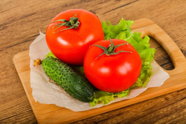 Agurker Tomater Med Salatblade Træbaggrund - Stock-foto