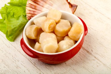 Çiğ deniz tarakları kasede pişmeye hazır.