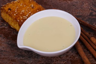 Condenced süt sinnamon ve hamur işi bir kase içinde
