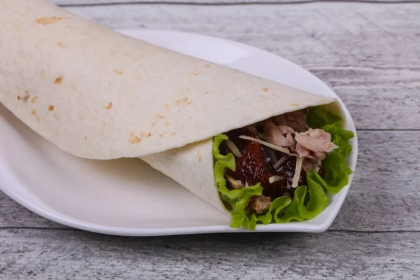 Tortilla com atum, salada e tomate seco — Fotografia de Stock