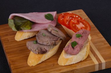 Bruschetta domates, jambon ve dil ile