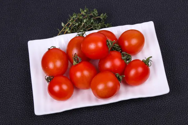Tomate cherry en el bowl —  Fotos de Stock