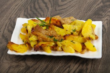 Domuz eti ile kızarmış patates