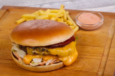 Burger ile sığır eti, peynir ve buzdağı salatası