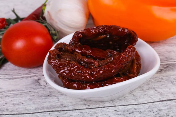 Tomates secos na tigela com azeite — Fotografia de Stock