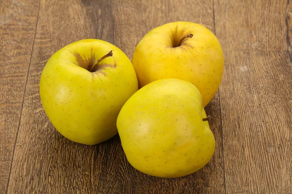 Yellow ripe apples — Stock Photo, Image