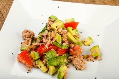 Ton balığı ve Avokado salatası