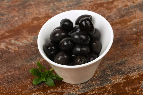 Black olives in the bowl — Stock Photo, Image